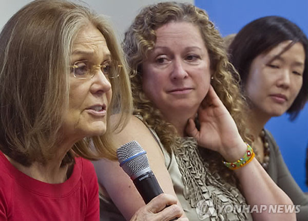 ▲ 기자회견 중인 美유명 페미니스트 '글로리아 스타이넘(왼쪽)'과 다른 페미니스트들. ⓒ연합뉴스. 무단전재 및 재배포 금지.