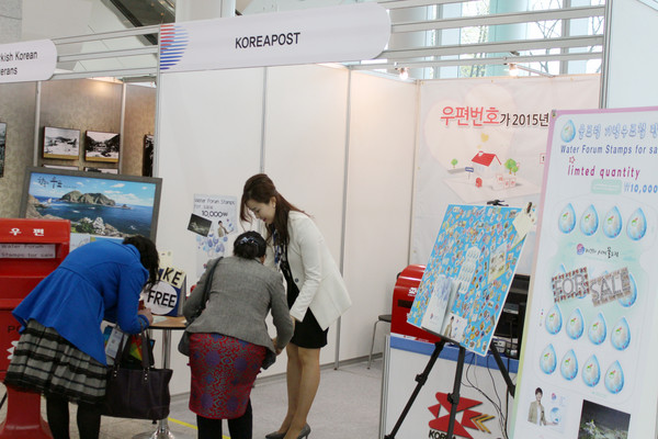 ▲ 제7차 세계물포럼이 열리고 있는 대구 엑스코내‘KOREAPOST관'에서 외국인들이 고향으로 기념엽서를 쓰고 있는 모습.ⓒ경북지방우정청 제공