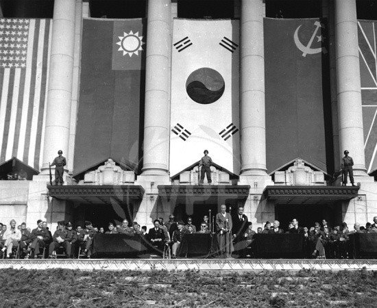▲ 서울 중앙청에서 진행된 연합군 환영행사(1945년 10월 20일).   ⓒ 월드피스자유연합