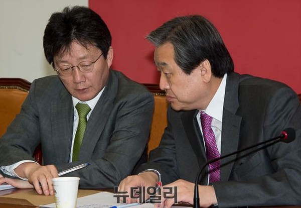 ▲ 새누리당 김무성 대표최고위원과 유승민 원내대표가 머리를 맞대고 뭔가를 논의하고 있다. ⓒ뉴데일리 이종현 기자