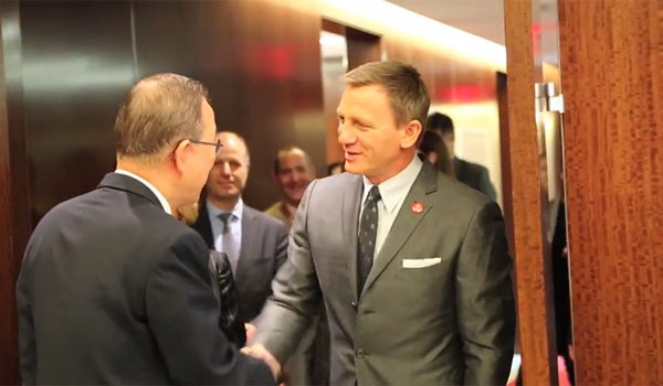 ▲ '007 제임스 본드' 다니엘 클레이그를 맞이하는 반기문 유엔 사무총장. ⓒ유엔 제공영상-유튜브 캡쳐