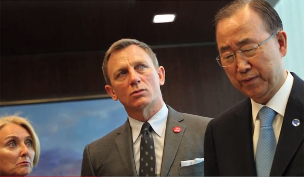 ▲ 전 세계 분쟁지역에서 지뢰제거활동을 펼치고 있는 유엔 MAS 요원에게서 지뢰의 위험성에 대해 설명듣고 있는 다니엘 크레이그와 반기문 유엔사무총장. ⓒ유엔 제공영상-유튜브 캡쳐