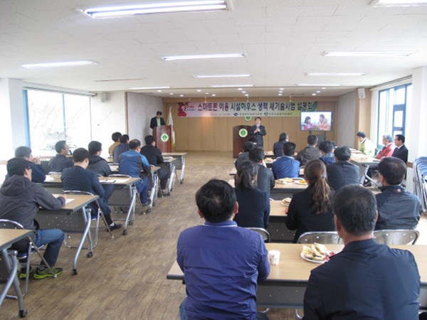 ▲ 군위군은 시설채소 스마트폰 이용 생력재배 시범사업에 대한 현장설명회를 가졌다. ⓒ군위군 제공