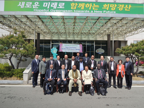 ▲ 경산시의 우수한 선진수도시설 견학 방문 하기 위해 파푸아뉴기니 벤 미가 장관 일행이 수도사업소를 견학했다.ⓒ경산시 제공