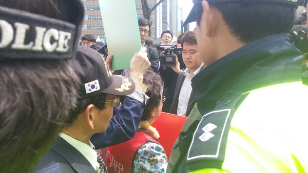 ▲ 경찰에 둘러싸인 시민단체 회원들.ⓒ뉴데일리 김정래 기자