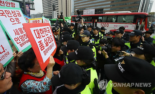 ▲ 경찰에 둘러싸인 엄마부대봉사단 등 시민단체 회원들. ⓒ 사진 연합뉴스