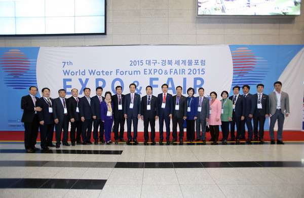 ▲ 이동희 대구시의회 의장(왼쪽 아홉번째)이 14일 열린 세계물포럼 ‘대구의 날((Daegu Night)’ 행사에 참석, 국내외 주요인사를 상대로 적극적 대구투자 마케팅전(戰)을 펼쳤다.ⓒ대구시의회 제공