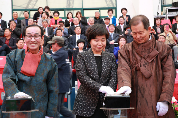 ▲ 사진 왼쪽 이승율 군수, 최경환경제부총리 부인 장인숙 여사, 청도군의회 예규대 의장이 축제개막식을 알리는 점등을 하고 있다.ⓒ사진 김형만 기자 뉴데일리