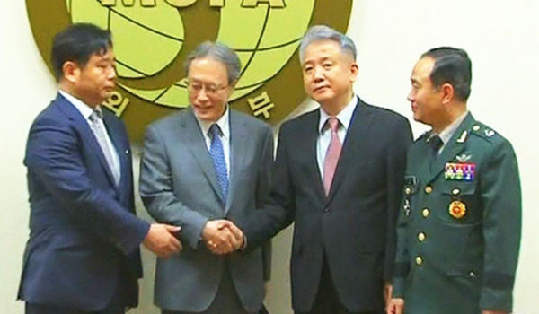 ▲ 지난 14일 서울 도렴동 외교부 청사에서 만나 인사를 나누는 한일 외교·국방 국장급 인사들. ⓒYTN 관련 보도화면 캡쳐