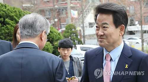 ▲ 새정치민주연합 문재인 대표(왼쪽)와 4·29재보선 관악을에 출마한 국민모임의 정동영 국회의원 예비후보가 5일 서울 관악구 서원동 성당에서 악수를 나눈 뒤 등을 돌리고 있다.ⓒ연합뉴스