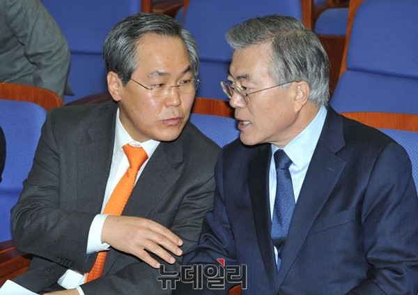 ▲ 새정치민주연합 문재인 대표가 의원총회에 앞서 옆자리에 앉은 우윤근 원내대표와 뭔가를 논의하고 있다. ⓒ뉴데일리 이종현 기자