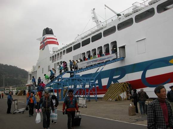 ▲ 제주국제여객터미널에 도착한 씨스타크루즈에서 승객들이 내리고 있다.ⓒ뉴데일리경제