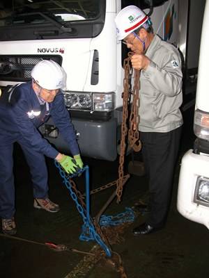 ▲ 선사 관계자와 해사안전감독관이 목포국제여객터널을 출발하기 앞서 씨스타크루즈 화물칸에서 고박상태를 점검하고 있다.ⓒ뉴데일리경제