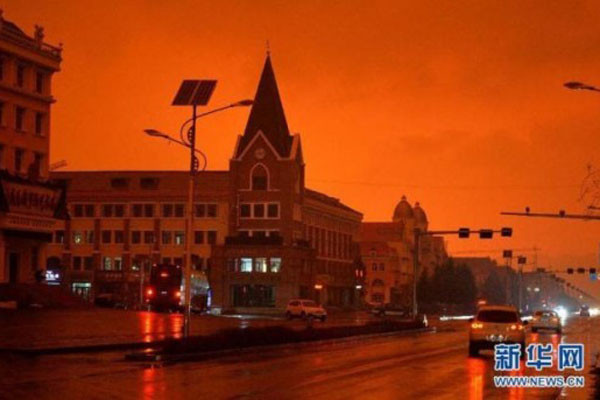 ▲ 지난 15일 오후 무렵, 中내몽골 지역의 하늘. 이후 하늘에서 검은 비가 내렸다고 한다. ⓒ中신화통신 인터넷판 보도화면 캡쳐