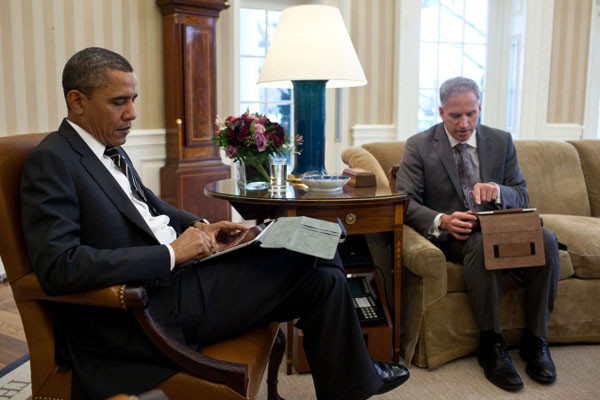 ▲ 일일정보브리핑(PDB)를 건네받아 보는 버락 오바마 美대통령. ⓒ백악관 홈페이지 캡쳐