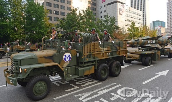 ▲ 2013년 10월 1일 국군의 날 광화문을 지나는 한국 육군의 '현무' 탄도탄. 한국은 MTCR 때문에 20년 넘게 사정거리 300km 이상의 미사일을 만들지 못했다. ⓒ뉴데일리 DB