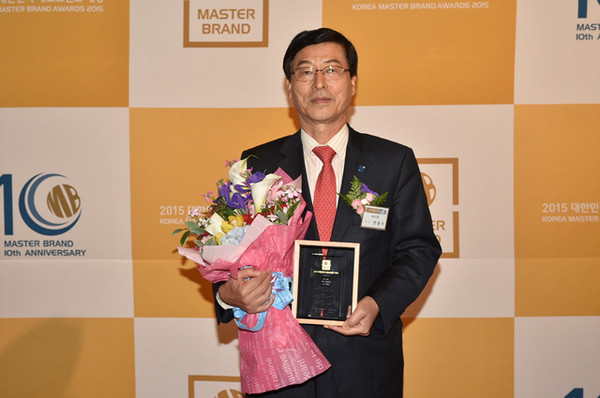 ▲ 사과부문 대한민국 브랜드 대상 수상한 한동수 군수 ⓒ청송군 제공