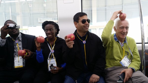 ▲ 대구 모노레일을 탑승한 외신기자들이 대구의 신천과 도심풍경에 눈을 떼지 못한 가운데 대구시에서 특별히 제작한 ‘DAEGU'가 새겨진 사과를 들어보이며 좋아하고 있다.ⓒ대구시 제공