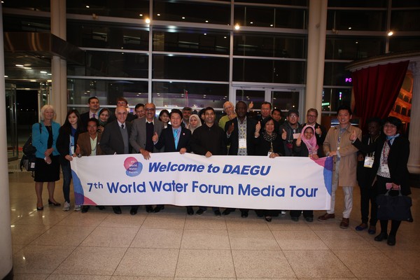 ▲ 대구 팸투어에 참여한 외신기자들이 신천하수처리장 등 팸투어 후 사진촬영을 하고 있다.ⓒ대구시 제공