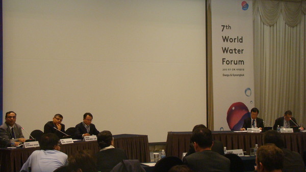 ▲ 16일 새마을운동과 물의 연관성을 조명하는 세션에서 참여한 세계 패널들이 열띤 토론을 펼치고 있다.ⓒ뉴데일리