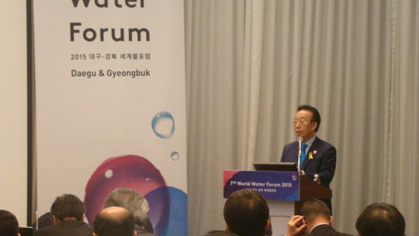 ▲ 김관용 도지사가 16일 새마을운동 세션에 참석, 인사말을 하고 있다. 이날 도지사는 별명이 미스터 새마을 이라고 소개하며 새마을운동이 물문제 해결에 큰 기여를 할 것이라고 강조했다.ⓒ뉴데일리