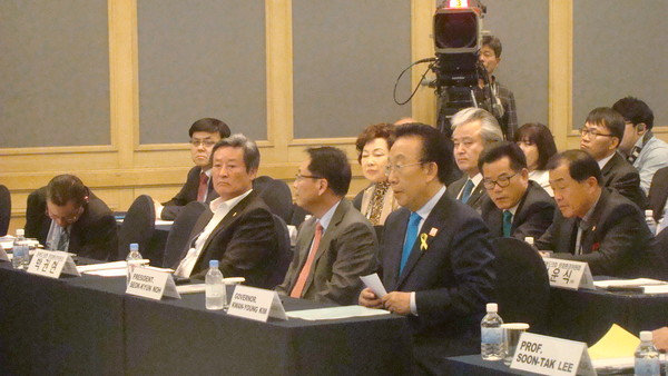 ▲ 새마을 세션에 참석한 박권현 경북도의회 문화환경위원장, 노석균 영남대 총장, 김관용 경북도지사(왼쪽부터)가 회의를 경청하고 있다.ⓒ뉴데일리