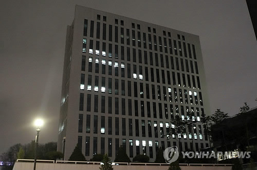 ▲ 14일 오후 '성완종 리스트'를 수사하는 특별수사팀이 있는 서울 서초구 고등검찰청에 불이 켜져 있다. 2015.4.14. ⓒ 사진 연합뉴스