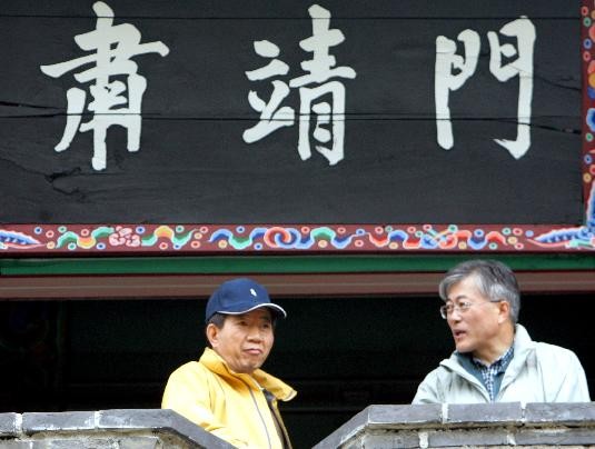 ▲ 청와대 민정수석 당시 노무현 대통령과 함께 한 문재인 새정치민주연합 대표. ⓒ 사진 연합뉴스