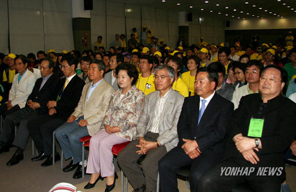 ▲ 한화갑 전 의원을 지난 2007년에 복권시켜준 것으로 알려진 강금원 전 창신섬유 회장(사진 맨앞줄 오른쪽에서 두 번째). 그 왼쪽으로 새정치민주연합 문재인 대표와 노무현 전 대통령 내외의 모습이 보인다. ⓒ연합뉴스 사진DB