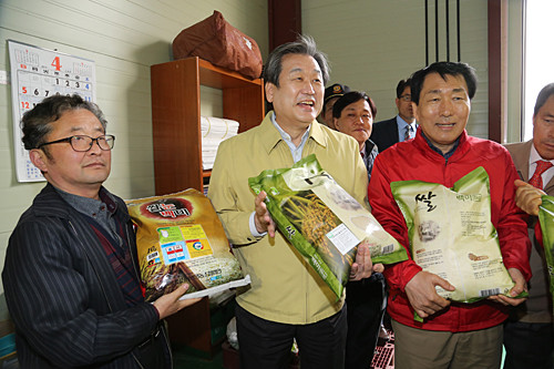 ▲ 새누리당 김무성 대표(중간)와 안상수 후보(오른쪽)가 지난 15일 강화애서 쌀을 들고 기념사진을 찍고 있다.ⓒ안상수 선거사무소