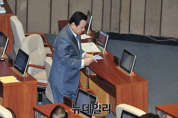 ▲ 이완구 국무총리가 대정부질문을 받기 위해 단상으로 나가고 있다. ⓒ뉴데일리 이종현 기자