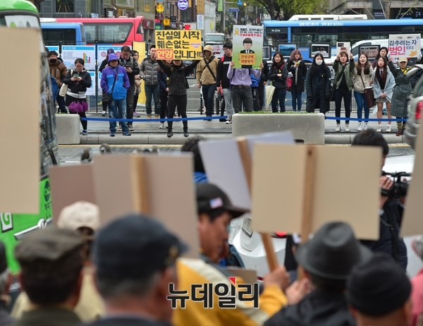 ▲ 이날 대한민국 어버이연합의 기자회견이 진행되는 동안, 세월호 유가족들을 지지하기 위해 농성장을 찾은 시민들이 차도를 두고 마주보며 욕설을 퍼붓는 등 고성이 오고 갔다. ⓒ뉴데일리 정상윤 사진기자