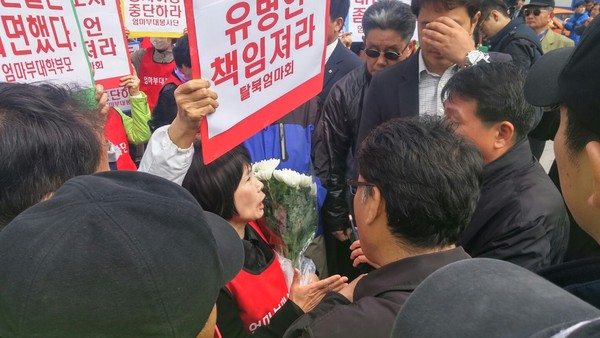 ▲ 주옥순 엄마부대봉사단 대표가 기자회견을 위해 광화문 광장으로 이동하려 하자, 이를 경찰이 저지하고 나섰다.ⓒ뉴데일리 김정래 기자