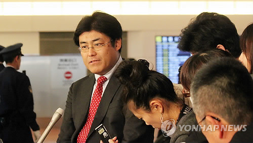 ▲ (도쿄=연합뉴스) 이와이 리나 통신원 = 가토 다쓰야(加藤達也) 산케이(産經)신문 전 서울지국장이 14일 오후 도쿄 하네다(羽田) 공항에서 취재진에 귀국 소감을 말하고 있다.