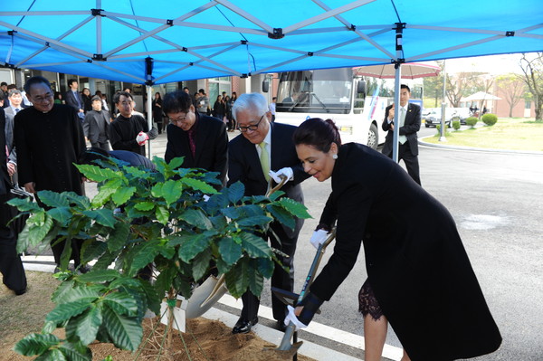▲ 16일 대구가톨릭대를 방문한 록사나 발데티 과테말라 부통령이 캠퍼스에 기념식수를 하고 있다.ⓒ대가대 제공