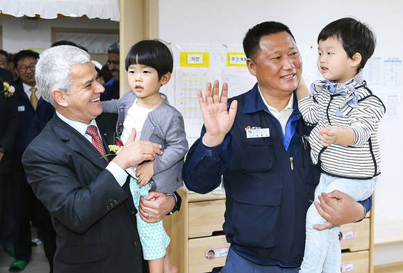 ▲ 한국지엠주식회사(이하 한국지엠)는 16일, 부평 본사 부근에 직원 자녀를 위해 신축된 '한국지엠 어린이집'의 개관식을 개최했다. 사진은 어린이집을 방문한 한국지엠 세르지오 호샤 사장과 정종환 노조위원장.ⓒ한국지엠