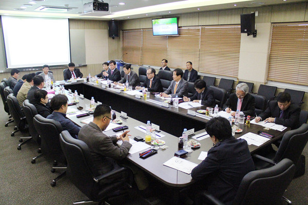 ▲ 안동시는 지난 16일 한정화 중소기업청장과 함께 경북바이오산업연구원 분원인 경북바이오벤처프라자 회의실에서 ‘경북바이오기업 현장간담회’를 개최했다.ⓒ안동시 제공