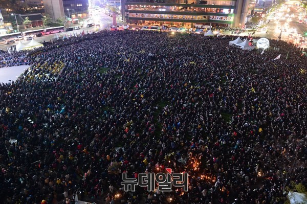 ▲ 16일 저녁, 세월호 단원고 유가족 및 좌파 단체가 서울광장에서 세월호 1주기 집회를 열고 있다. 이날 집회 참가자들이 도심 도로 곳곳을 불법 점거하면서, 퇴근길 시민들이 큰 불편을 겪었다. ⓒ 뉴데일리 정재훈 기자