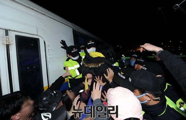 ▲ ▲시위대는 광화문광장을 진입을 막는 경찰과 격렬한 충돌을 빚었다. ⓒ 뉴데일리 정재훈 기자