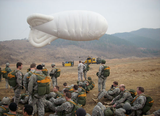 ▲ 기구 강하(일명 코끼리 공수) 훈련을 준비 중인 주한미특수전사령부(SOCKOR) 대원들. 이들 또한 주한미군이다. ⓒ위키피디아 공개사진.