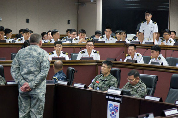 ▲ 서울 용산의 한미연합사(CFC)를 찾은 해군사관학교 생도들. 한국군에게 주한미군은 한 마디로 '전우'다. ⓒ美육군 홈페이지