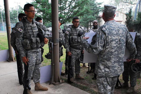 ▲ 훈련 전 브리핑을 듣고 있는 카투사. 카투사는 한국군과 미군을 더욱 가깝게 이어주는 역할을 한다. 카투사 가운데 美육군 2사단 등에 근무하는 장병들은 한국군보다 더 고된 훈련을 받는다. ⓒ美육군 홈페이지