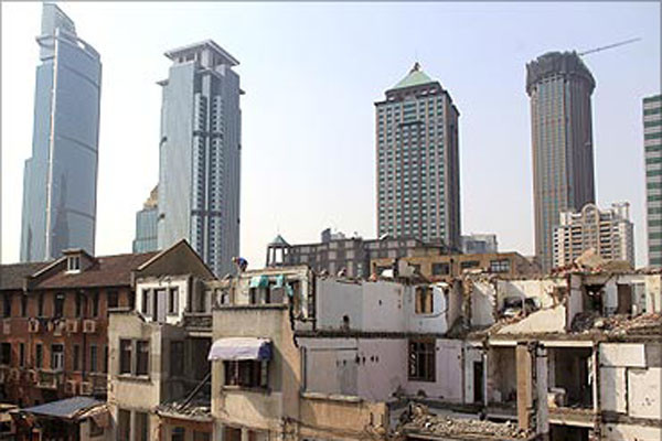 ▲ 중국 대도시의 번화가와 빈민가. 빈민가에서는 번화가로 넘어가는 게 불법이다. ⓒ英레디프 닷컴 보도화면 캡쳐