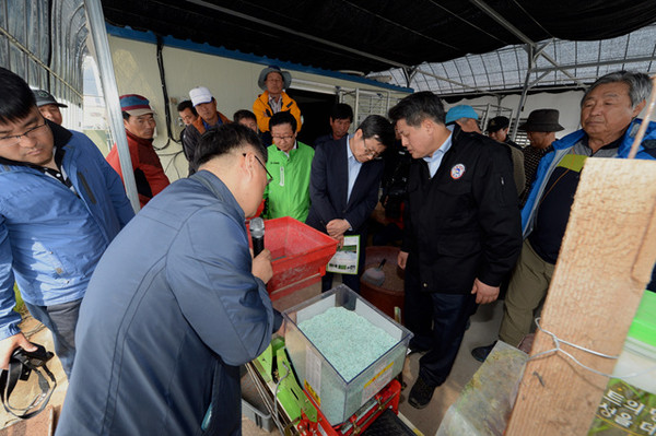 ▲ 봉화군 농업기술센터는 농약을 동시에 처리하는 생력재배 실용화 기술의 신속한 보급 및 확산을 위한 파종동시 일괄처리시스템 연시회를 봉화읍 바래미길 시범사업 들판에서 개최했다.ⓒ봉화군 제공