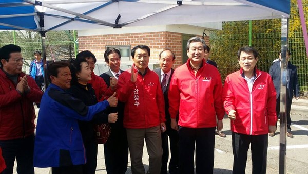 ▲ 새누리당 김무성 대표가 18일 인천 서구·강화을에 출마한 안상수 후보와 함께 강화군 온수리 시장을 방문했다.  ⓒ안상수 후보 선거사무소 제공