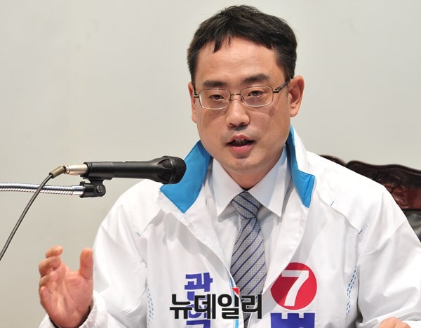 ▲ 서울 관악을 보궐선거에 출마한 무소속 변희재 후보가 17일 열린 주민자치 대담토론회에서 청중의 질의에 답변하고 있다. ⓒ뉴데일리 이종현 기자