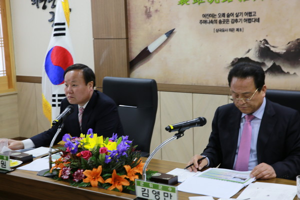 ▲ 군위군·새누리당 당정협의회 개최 사진 왼쪽 김재원 국회의원과 김영만 군수ⓒ뉴데일리 김형만 기자