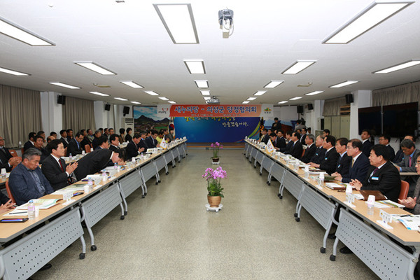 ▲ 의성군은 국가투자예산 확보 및 지역현안사업을 해결하기 위해 17일 새누리당과 군청 대회의실에서 당정협의회를 가졌다.ⓒ뉴데일리 김형만 기자