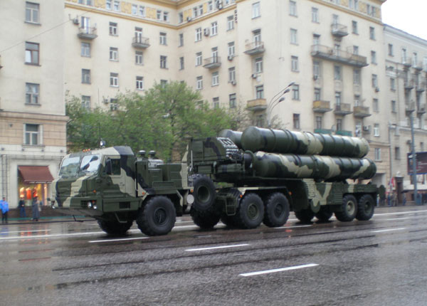 러시아 정부도 주요 핵시설과 수도방어로만 사용 중인 S-400 트라이엄프 방공 미사일. 최근 러시아는 中공산당에 30억 달러 어치의 S-400 미사일을 판매하기로 했다. S-400 미사일 세트(1개 대대 분량) 가격이 약 5억 달러 선이라는 정보를 바탕으로 할 때 최소한 6개 대대급을 제공할 것으로 보인다. ⓒ위키피디아 공개사진