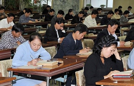 ▲ 정치사상 필기 학습을 하는 북한 주민들 모습 (네이버 이미지)